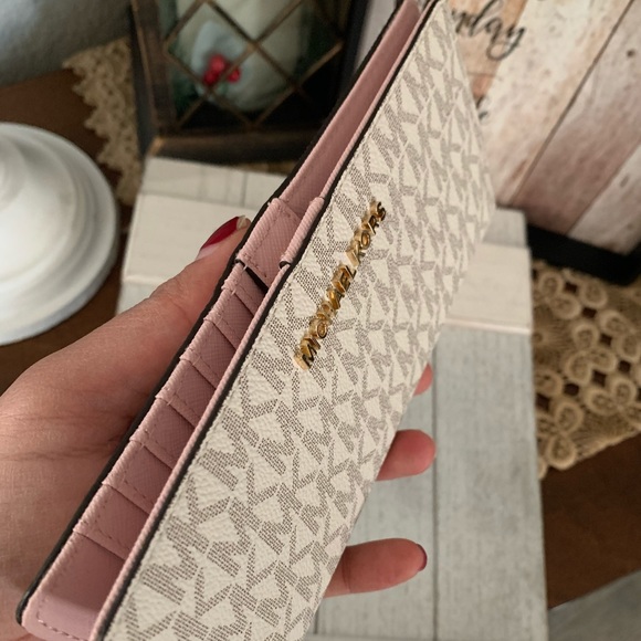 Michael Kors Handbags - New MK wallet 💖